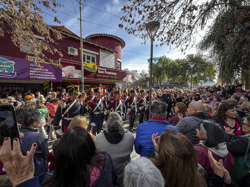 En un día histórico los granaderos del General Sal Martín desfilaron pro el centro de la ciudad de Castelar.