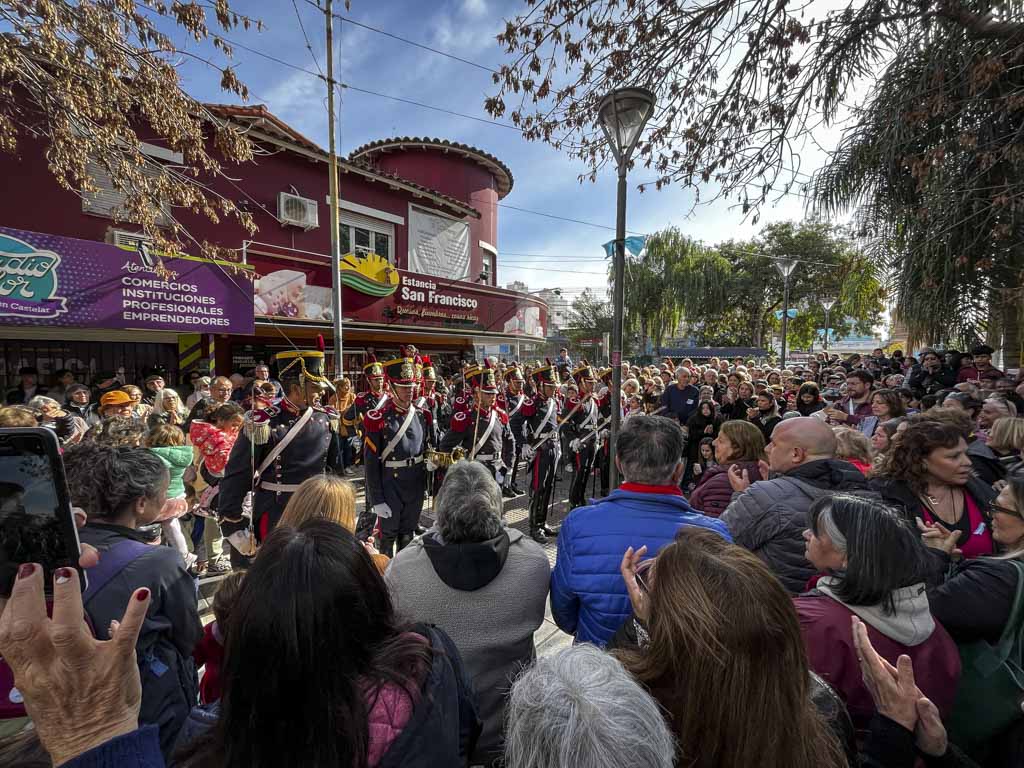 En un día histórico los granaderos del General Sal Martín desfilaron pro el centro de la ciudad de Castelar.