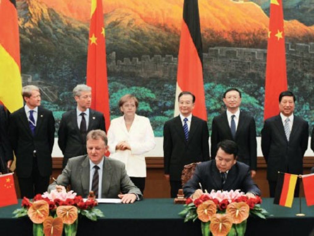 La firma del acuerdo entre China y Alemania que permitió el trabajo conjunto de BAIC con Mercedes Benz. 