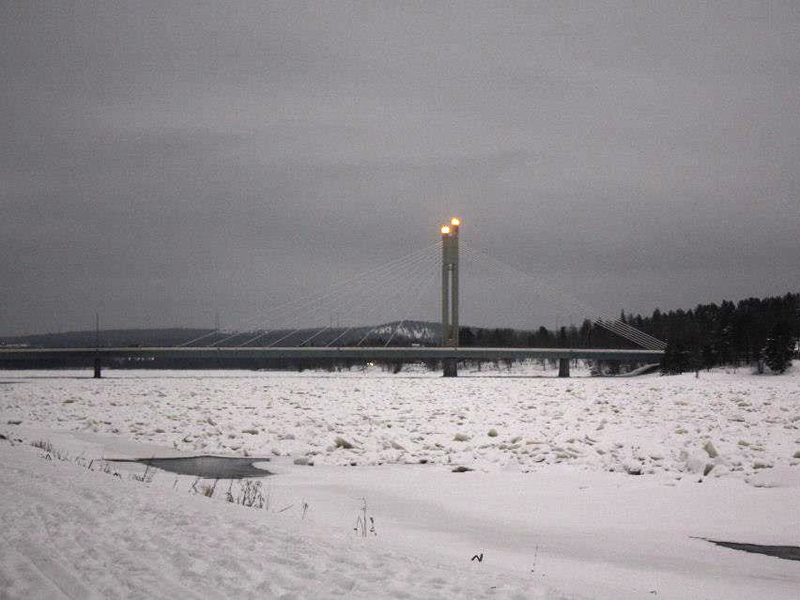 Kemijoki, rio que cruza Rovaniemi, Finlandia