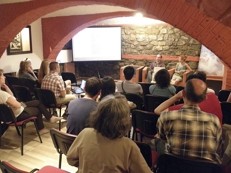 Ignacio Hutin en la biblioteca de Nis, Serbia.