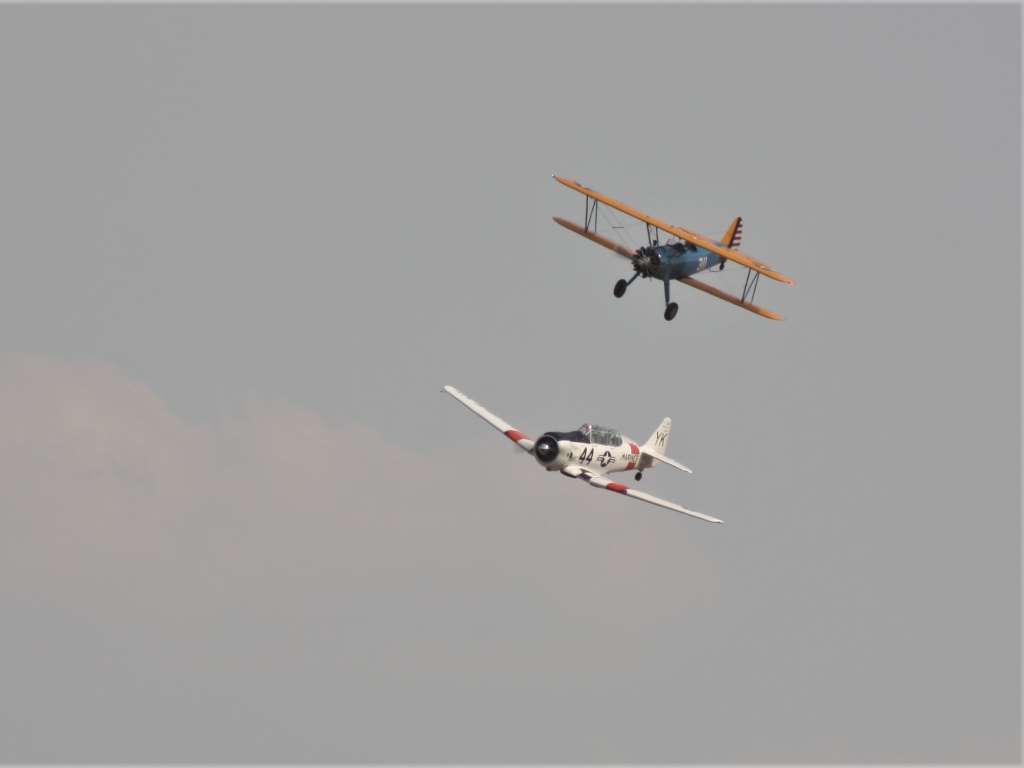 Boeing Stearman y T-6 Texan en la Convención en Vuelo 2023. Foto: Damián González 