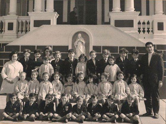 Niños del Jardí¬n de Infantes del Instituto Inmaculada en el año 1969, al pie del Palacio Ayerza. A la derecha el padre Julio.