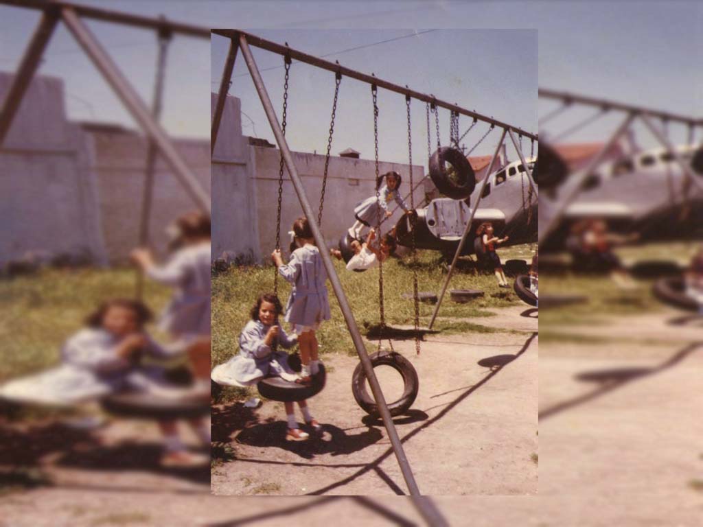 Foto de 1978 en la que se aprecian las hamacas y el avión que fue parte de los juegos del parque. 