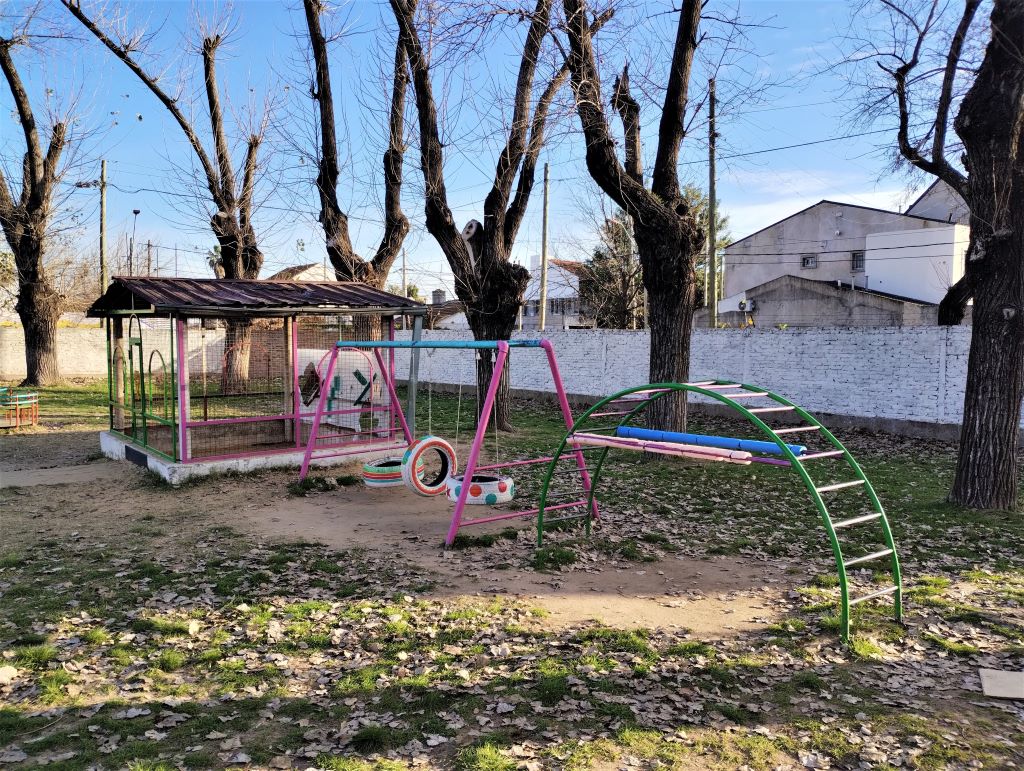 Arenero, juegos y árboles en el parque del 901. 