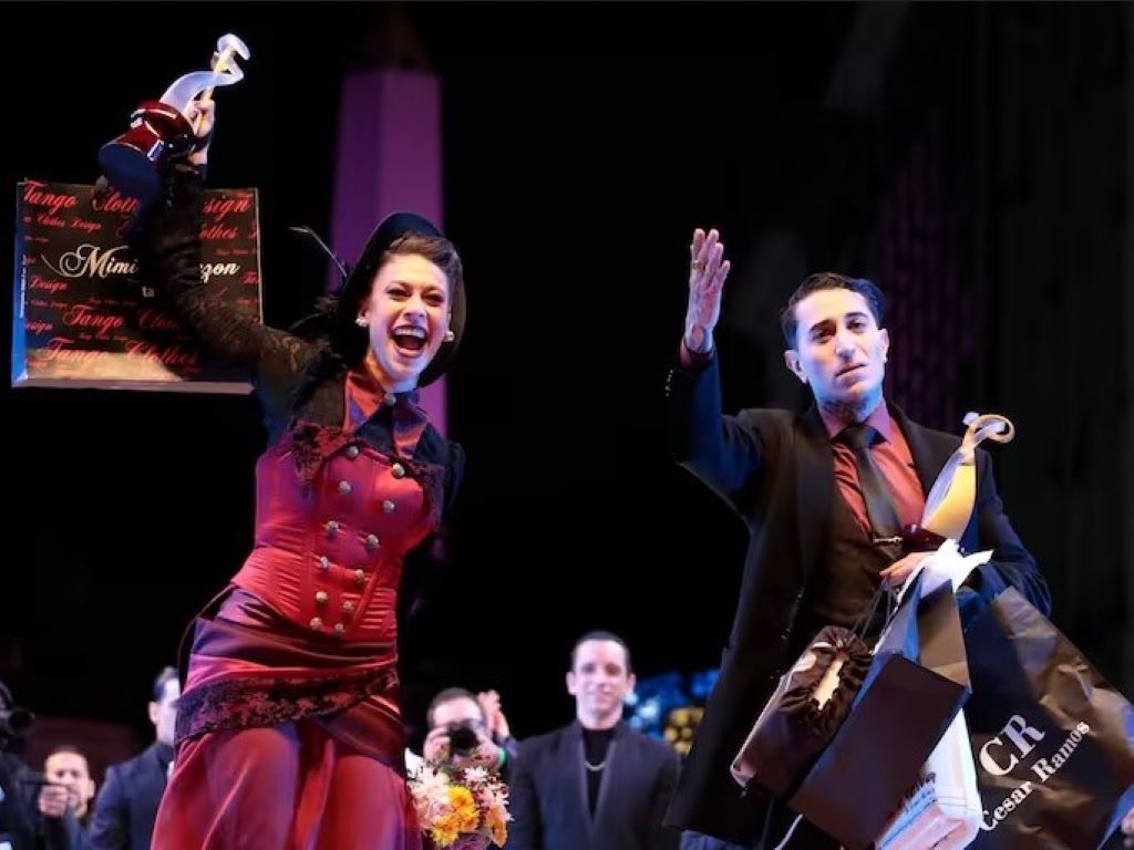 Julián Álvarez y Bruna Estellita, Campeones de Tango Escenario. 