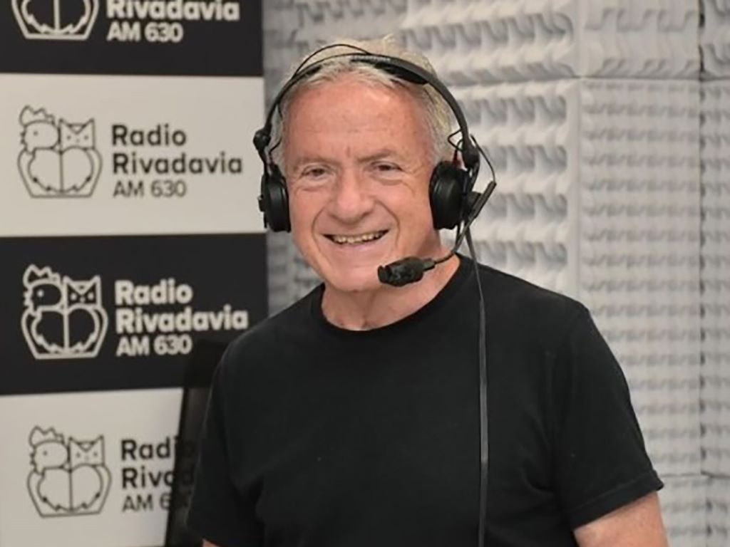 Julio Lagos en los estudios de Radio Rivadavia. 