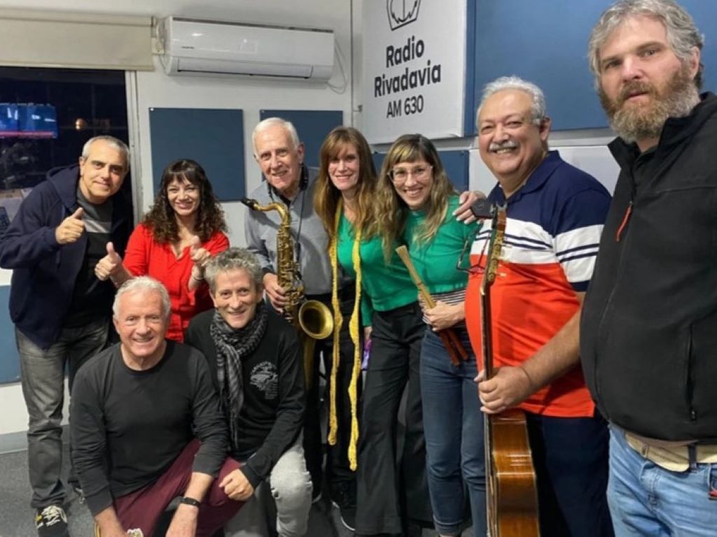 El equipo de La Radio Sos Vos junto con la banda Ecos de Bossa. Daniel Artola es el primero de la izquierda.