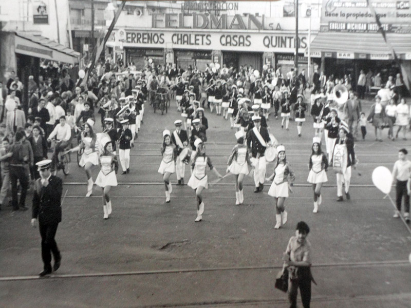 Bandas de colegios locales desfilando por el cruce de las ví­as. Foto: Pablo Frecero - Perfumerí­a Karina
