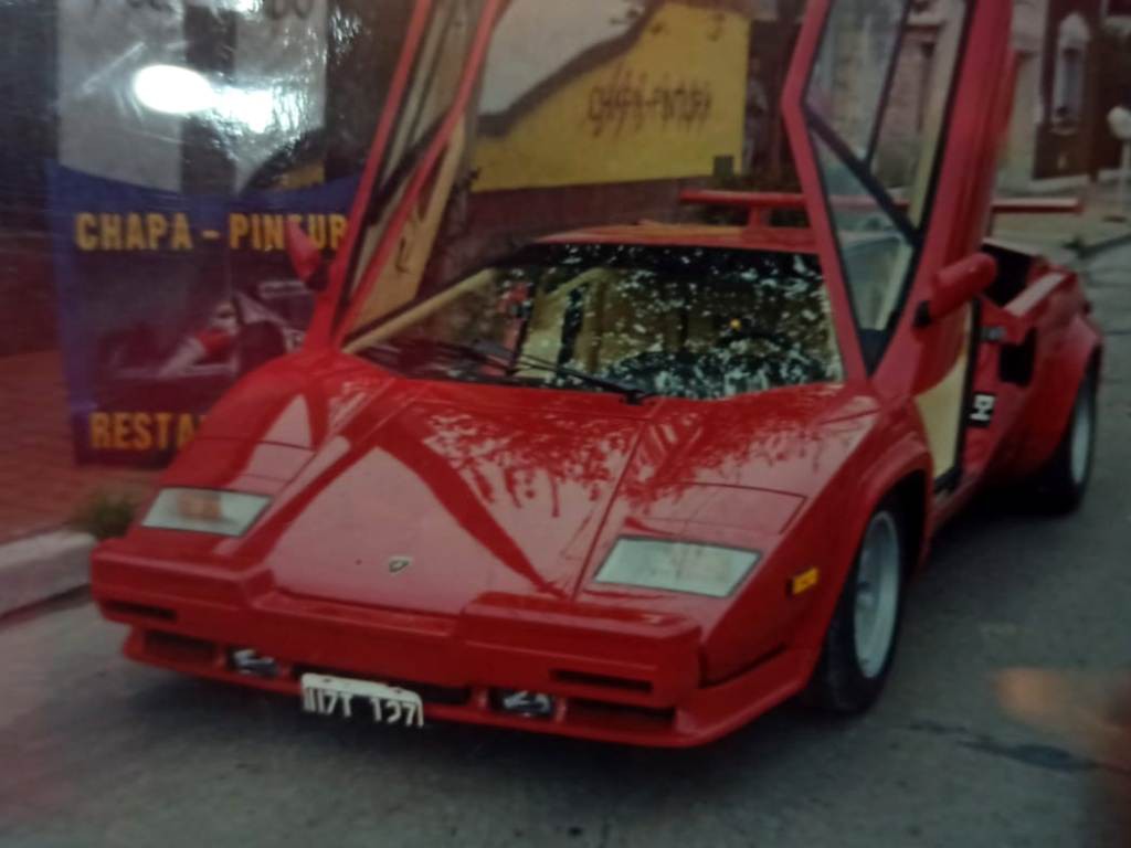 Lamborghini Countach en la esquina de Drago y Leopardi en Castelar Sur