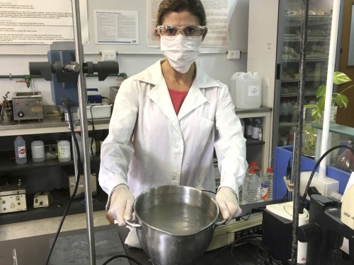 La Universidad de Morón fabricó alcohol en gel para el Municipio