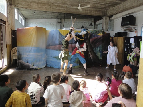 Los chicos del Hogar Divino Niño Jesus disfrutaron la obra Peter Pan realizada por Nunca Jamas Producciones, luego se realizó una merienda, entrega de golosinas y juegos. Más información sobre el hogar en www.castelar-digital.com.ar/nota.asp?id=161