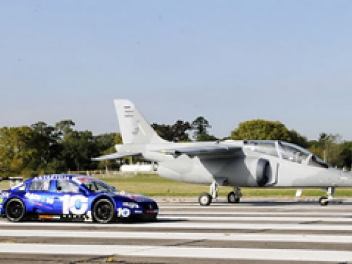 Un Top Race corrió contra un avión Pampa en Morón