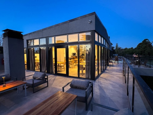 4&deg; Piso: restaurante con terraza y vista panor&aacute;mica en Parque Leloir