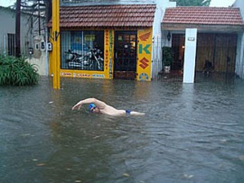 Nadando por las calles de Morón