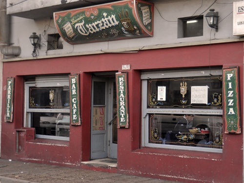 Tarzán, de bar de estación a rincón de poetas y vecinos