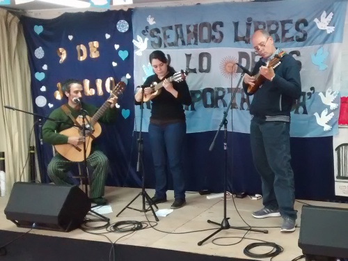 Una peña solidaria de Morón llenó el festejo patrio de música