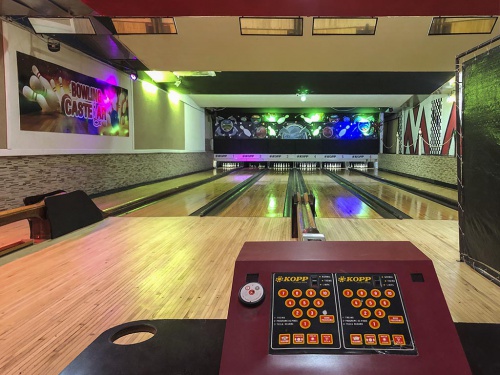 Resiliencia: reabrió sus puertas el bowling de Castelar