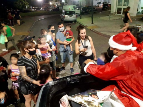 Papá Noel entregó regalos y viandas a personas en situación de calle 