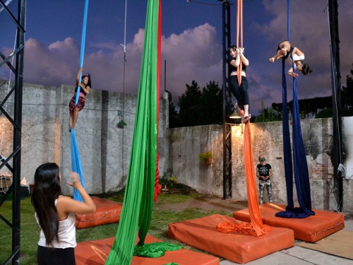 La escuela de circo necesita ayuda para terminar un salón de acrobacia aérea