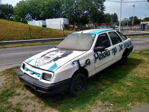 Transformó su auto en parrilla para homenajear a Maradona
