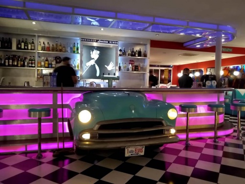 Don Elvis: Conocé el American Diner que eligió Disney para filmar Tierra Incógnita 