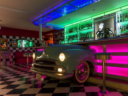Don Elvis: Restauró un auto en medio del local y construyó un bar a su alrededor