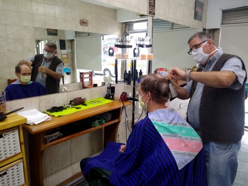 Cumplió 50 años de trayectoria cortando el pelo en Castelar