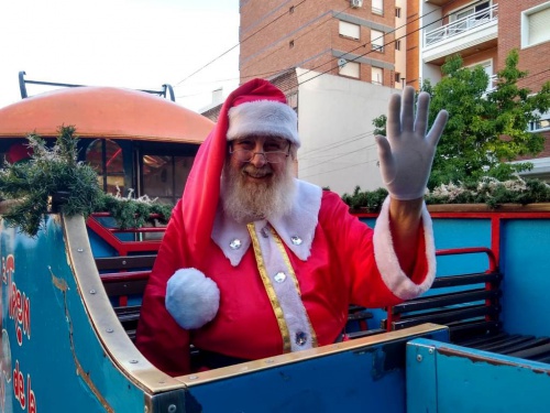 Papá Noel recorrió el centro comercial y paseó en el trencito de la alegría