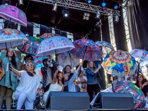 Presentaron una colección de paraguas intervenidos por artistas
