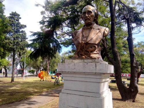 El diario La Nación donó el busto que le da nombre a una plaza 