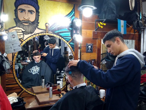 Stylos: Conocé cómo enseña la escuela de barberos de Ituzaingó