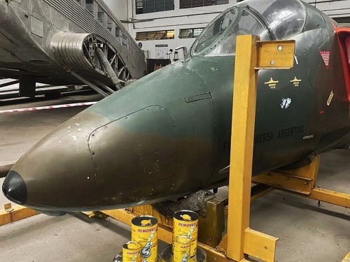 Restaurarán en Morón un avión que bombardeó tres buques en Malvinas