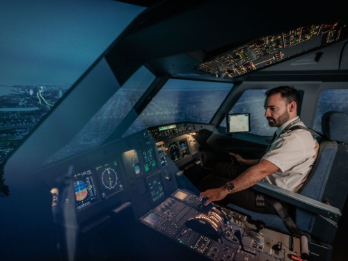 De Morón al mundo: entrenan pilotos con el avión comercial más volado de la historia