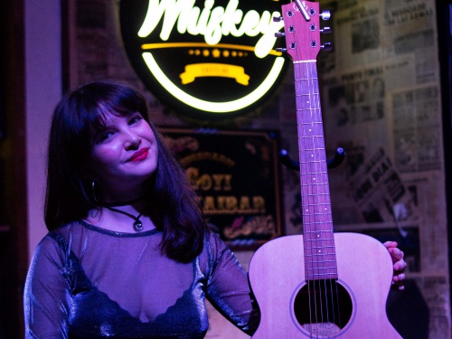 Aldana Elisa presentó su música en vivo en Castelar