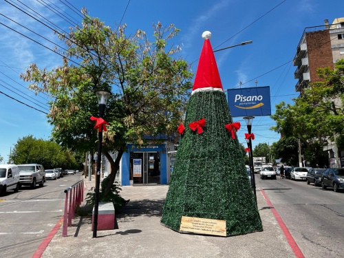 Castelar recibió a Papá Noel con dos Árboles de Navidad