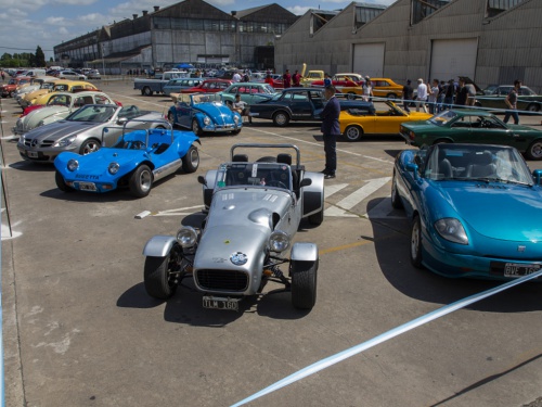 Más de 150 autos antiguos se exhibieron en la UNLaM