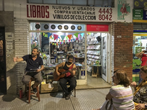 Hernán Budapest presenta su libro "Aves libres"