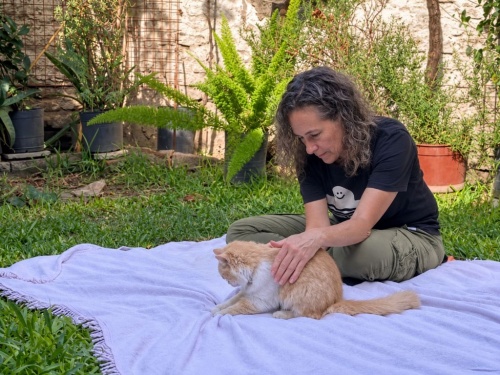 Conoc&eacute; a la vecina de Castelar que le hace Reiki a perros, gatos y caballos