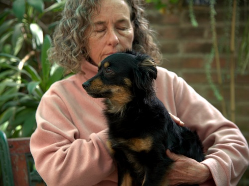 Conoc&eacute; a la vecina de Castelar que le hace Reiki a perros, gatos y caballos