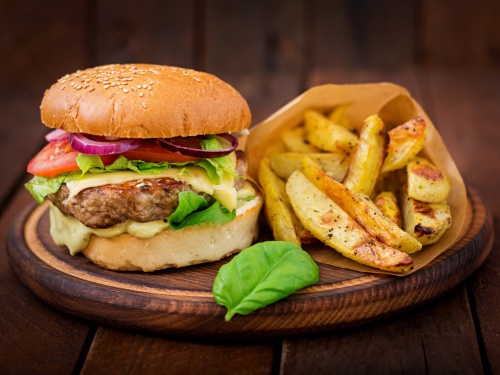 La hamburguesa tiene su día y Morón lo celebra mordida a mordida