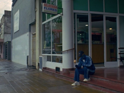 Mirá el video que Bizarrap filmó con Adidas en una histórica heladería de Haedo