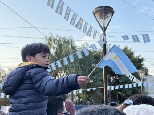 Castelar celebr&oacute; el 25 de Mayo con m&uacute;sica, danza y chocolatada en Plaza Seca