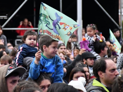 Canticuénticos hizo cantar y bailar a las familias en Morón por el Día de la Niñez