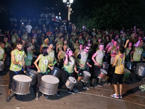 El Carnaval llenó de color la plaza de Morón