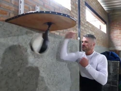 Charlas Ironhand con el boxeador Ezequiel Bonelli