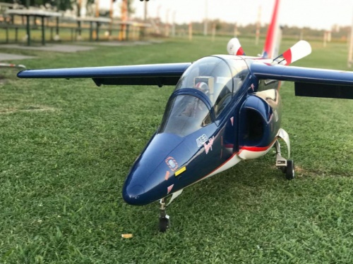 Aviones a escala, drones y combates simulados en el aire del Oeste