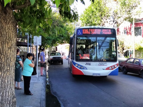 Un colectivo une Castelar con Primera Junta por autopista