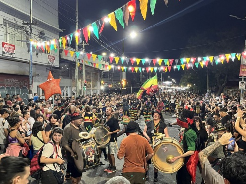 El Corso de Haedo volvi&oacute; a llenar la avenida Rivadavia de m&uacute;sica y carnaval