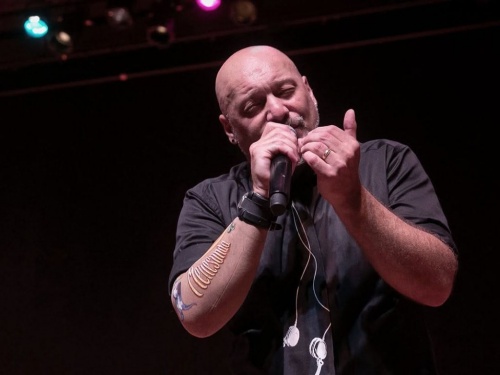 Cucuza Castiello llega a Mor&oacute;n con su Tangolencia Rockera